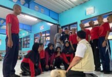 Tim PKM UPNVJ Bekali Siswa SMKN 61 Jakarta Keterampilan Pertolongan Pertama Kecelakaan Laut