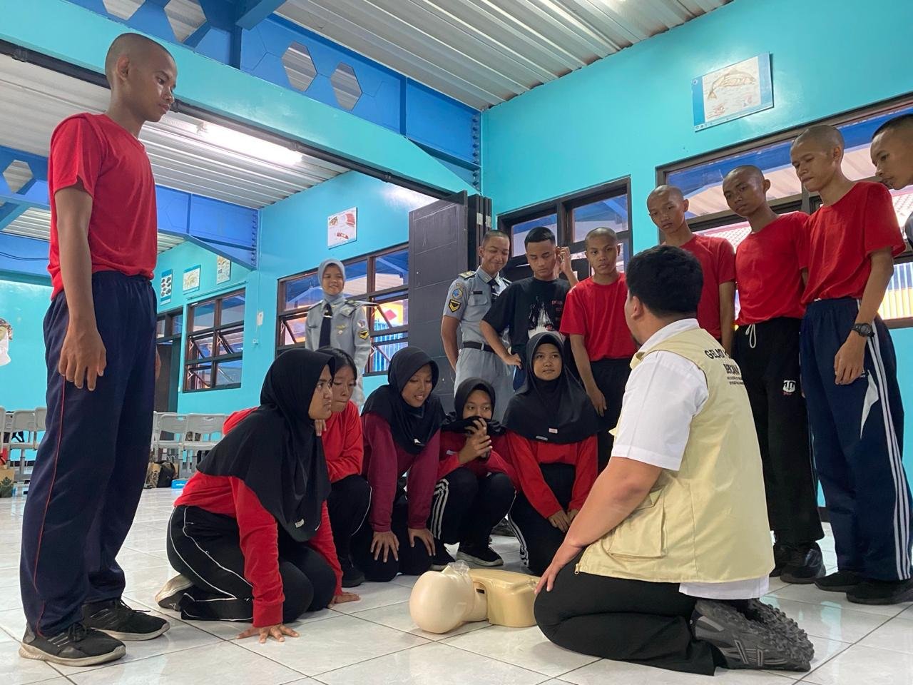 Tim PKM UPNVJ Bekali Siswa SMKN 61 Jakarta Keterampilan Pertolongan Pertama Kecelakaan Laut