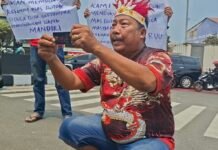 Warga Depok Bakar Kartu ATM Mandiri Protes Pemblokiran Rekening Aktivis