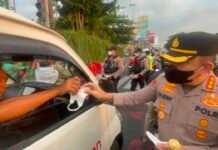 Antisipasi Abu Vulkanik Krakatau, Polres Metro Depok Sebar Ribuan Masker ke Pengendara