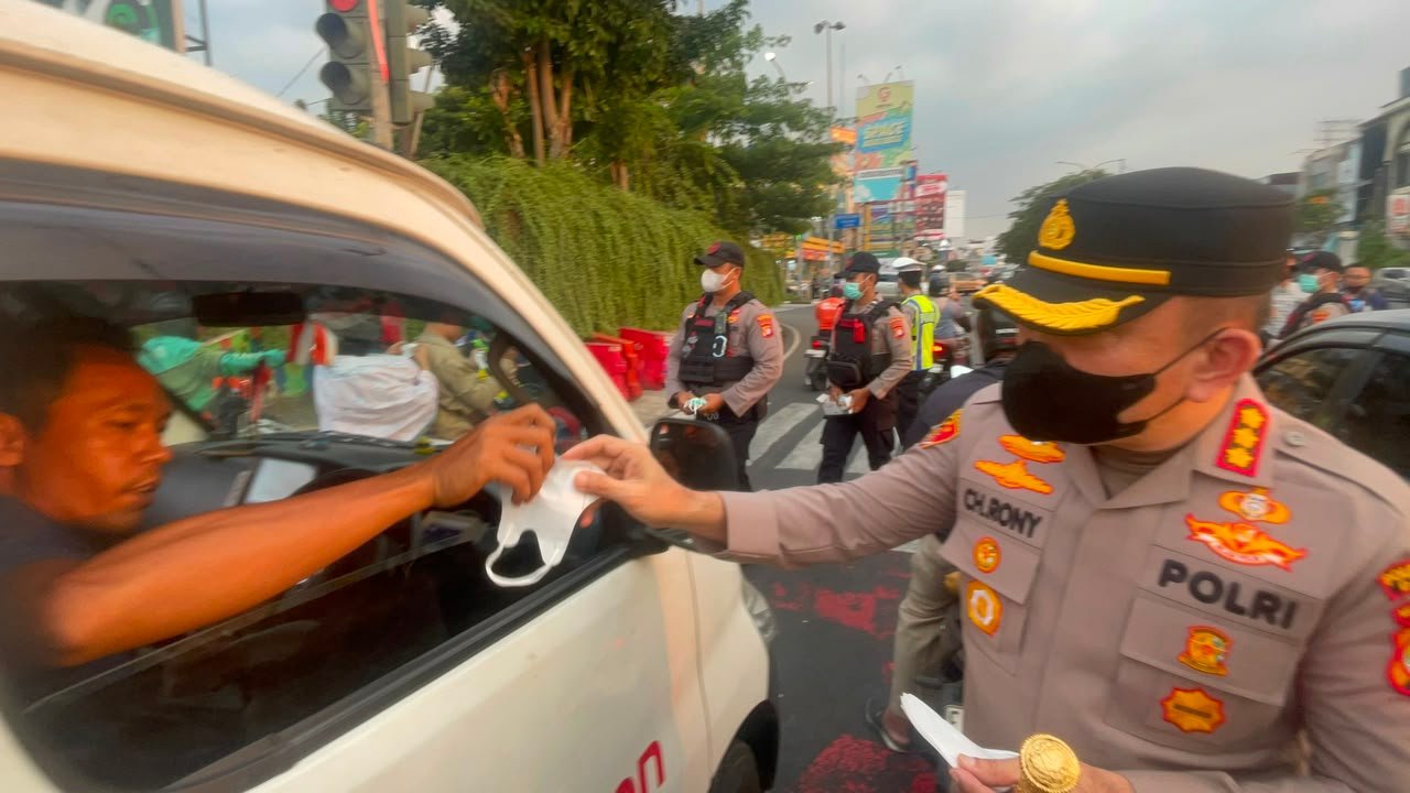 Antisipasi Abu Vulkanik Krakatau, Polres Metro Depok Sebar Ribuan Masker ke Pengendara