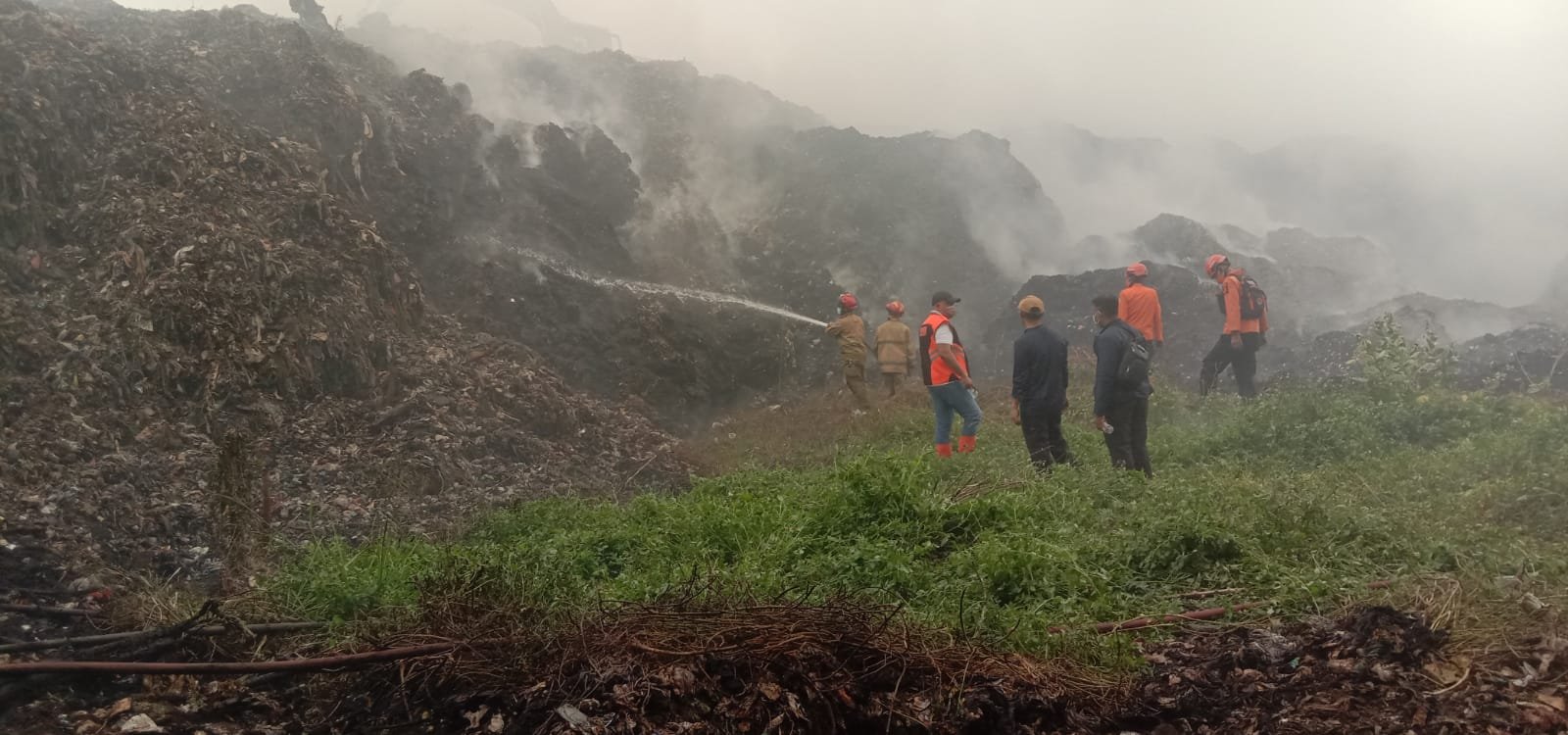Bupati Bogor Pantau Langsung Pemadaman Kebakaran di TPA Galuga