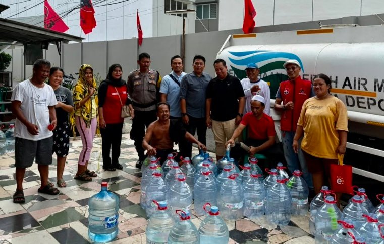 Imam Turidi Bantu Salurkan Air Bersih untuk Warga Kemirimuka Depok