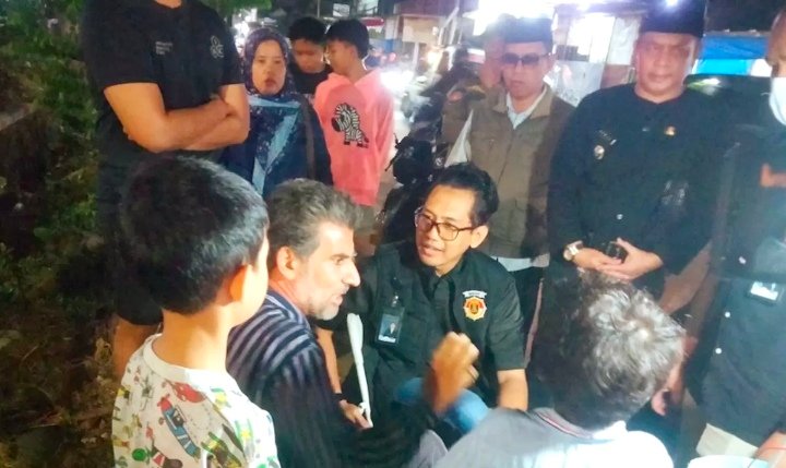 Imigrasi dan Satpol PP Depok Tertibkan WNA yang Berjualan di Sawangan