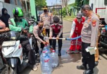 Polsek Bojongsari Salurkankan Air Bersih ke Terdampak Kekeringan di Sawangan