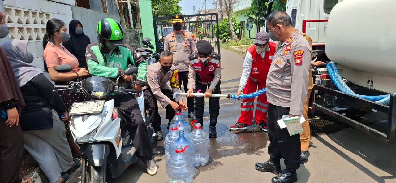 Polsek Bojongsari Salurkankan Air Bersih ke Terdampak Kekeringan di Sawangan