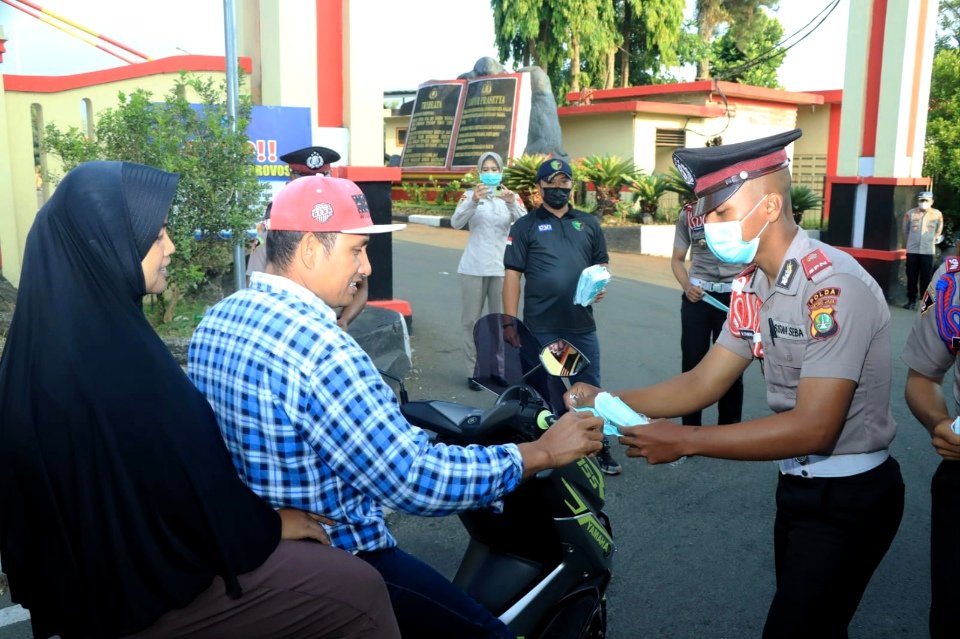 SPN PMJ Bagikan Ratusan Masker ke Warga Terdampak Erupsi Krakatau di Bogor