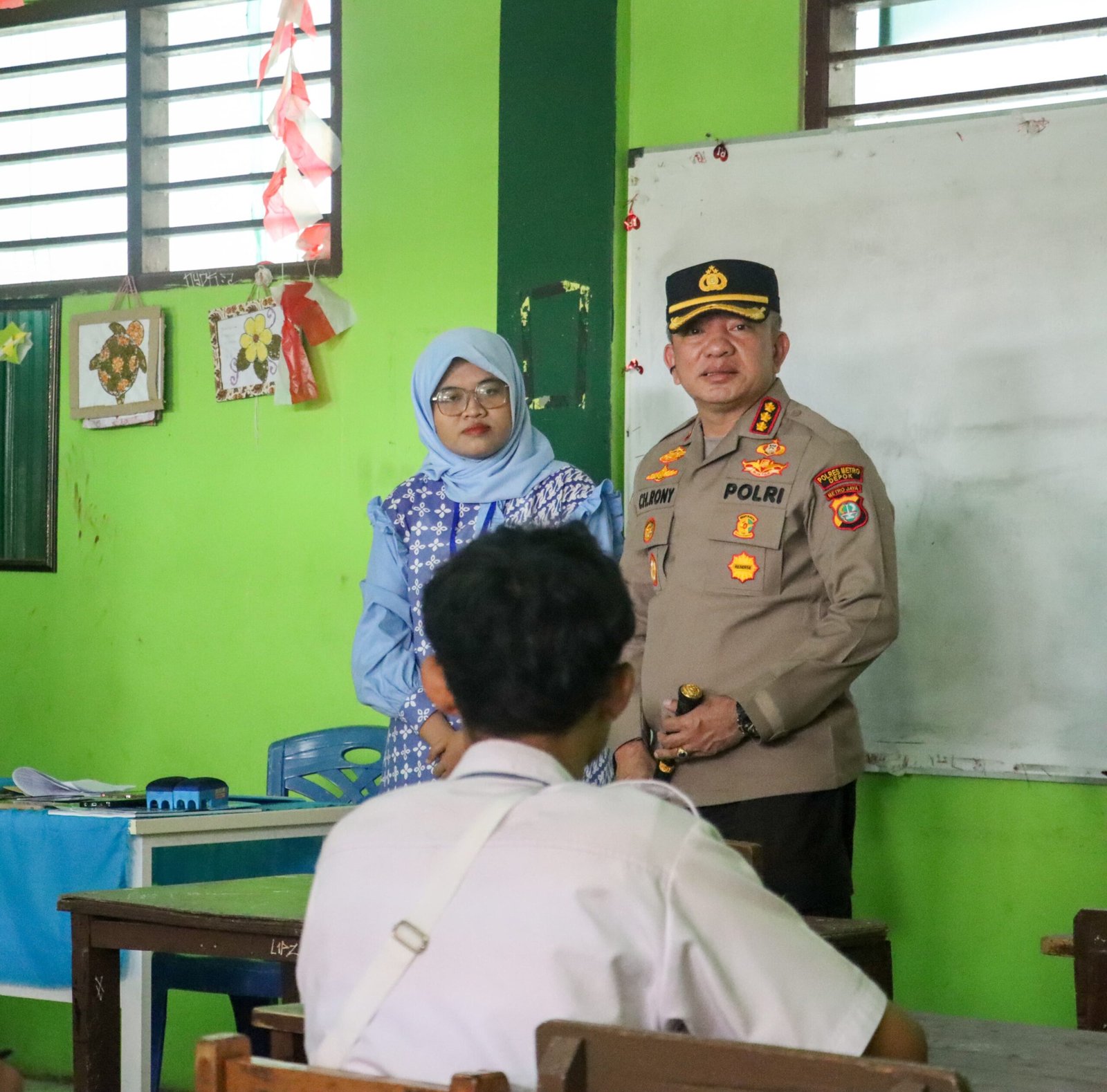 Sambangi Sekolah, Kapolres Depok Imbau Pelajar Tak Mudah Terprovokasi Demo