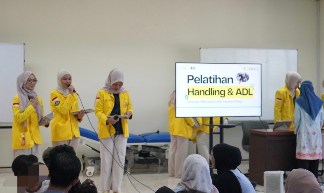 Mahasiswa Sekolah Vokasi UI Latih Orang Tua Anak Cerebral Palsy Rehabilitasi di Rumah