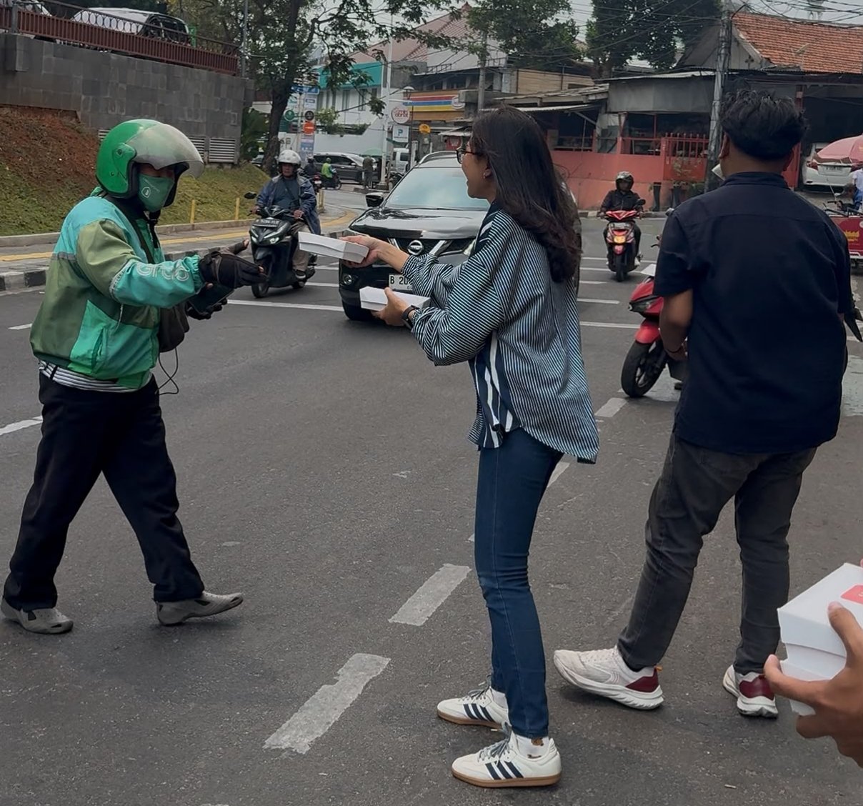 Peduli Sesama, BRI Pancoran Berbagi Jumat Berkah untuk Masyarakat Sekitar