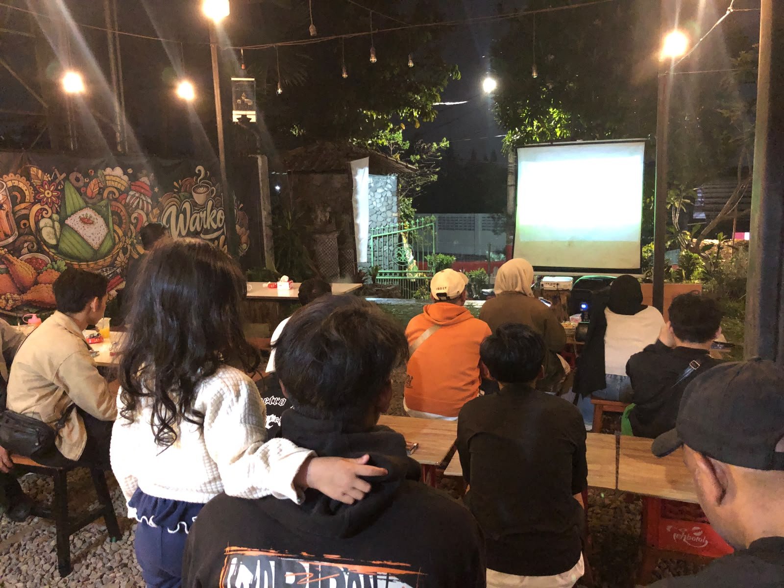 Ngopi Asyik Berkonsep Open Space di Warkop Blirik Puncak Bogor