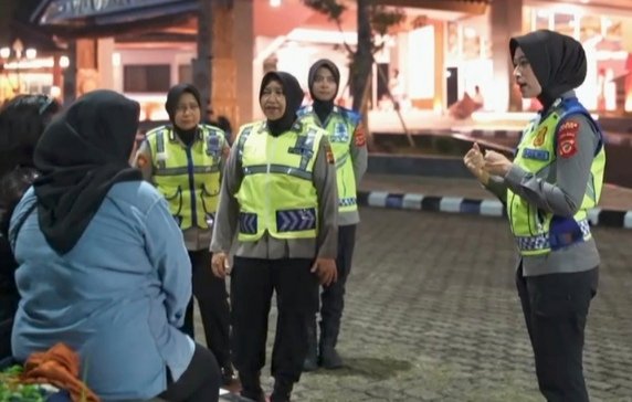 Polres Bogor Patroli Jalan Kaki di Alun-alun Pemda, Imbau Kamtibmas