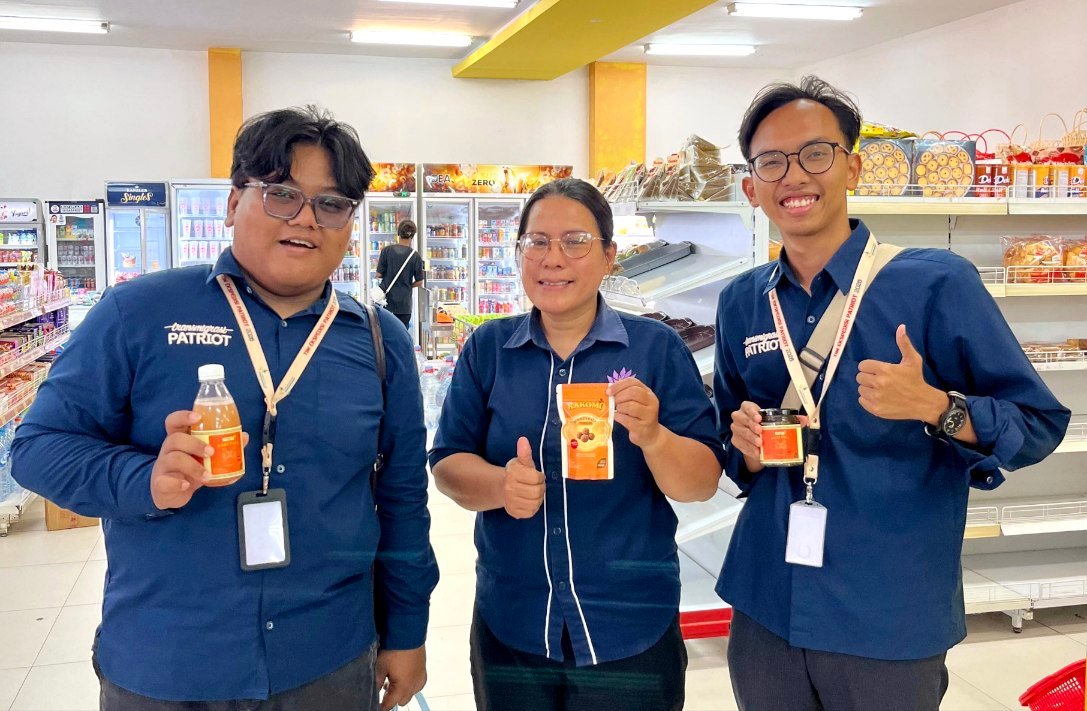 Tim 15 Patriot UI Bawa Produk Pala Masuk Supermarket Wasior dan Manokwari